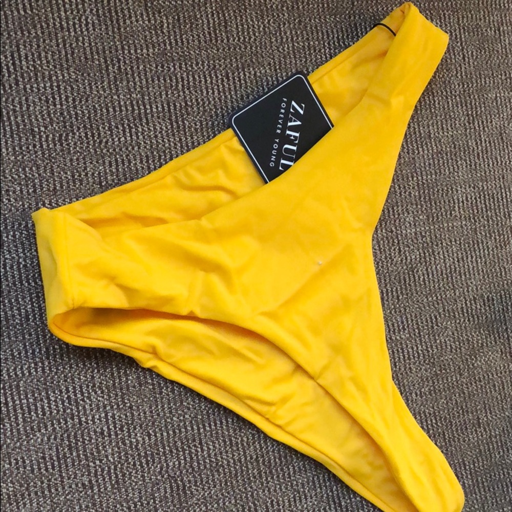Yellow bikini - Picture 3 of 7